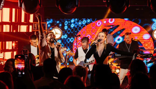 Фрагменты выступлений кавер-группы «АЛЫЕ ПАРУСА» #2